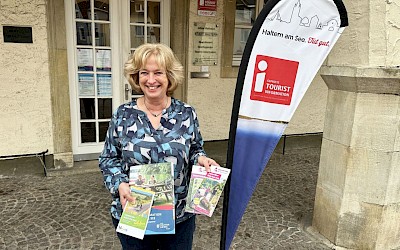 Edith Bindrim an der Tourist-Info im Alten Rathaus